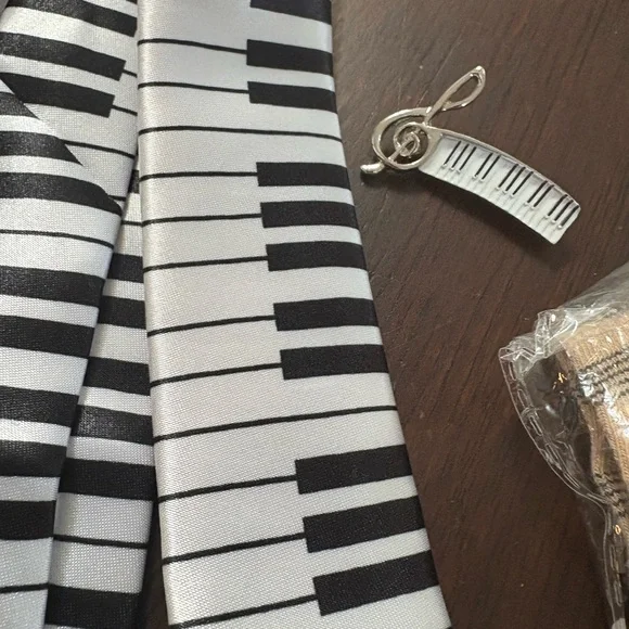 Musical Note and Piano Key Socks Set,tie,bow tie,pin in gift box 5 piece set - Picture 5 of 17